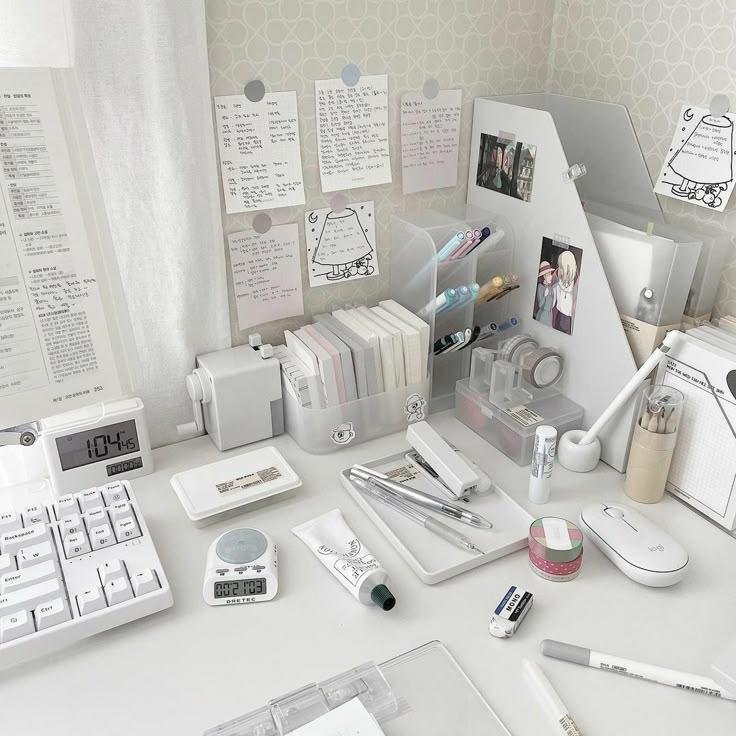 organização de cabos em home office estético com mesa minimalista clean e setup funcional.jpg exemplo de como organizar e otimizar sua escrivaninha inteligente para mais espaço conforto e produtividade