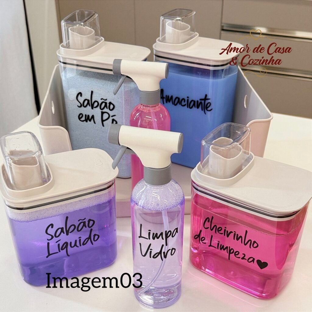 cleaning supplies organization baskets labels laundry room storage Organizador de produtos de limpeza cestos etiquetas lavanderia armazenamento.jpeg pessoa organizando produtos de limpeza armários e cestos para armazenamento organização da casa
