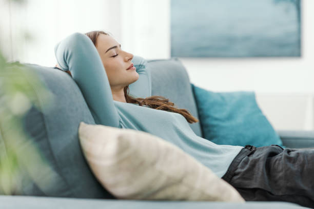 pessoa relaxando após uma semana organizada e bem planejada.png após ter conhecimento de organização semanal da rotina como planejar a semana com rotina organizada e produtiva