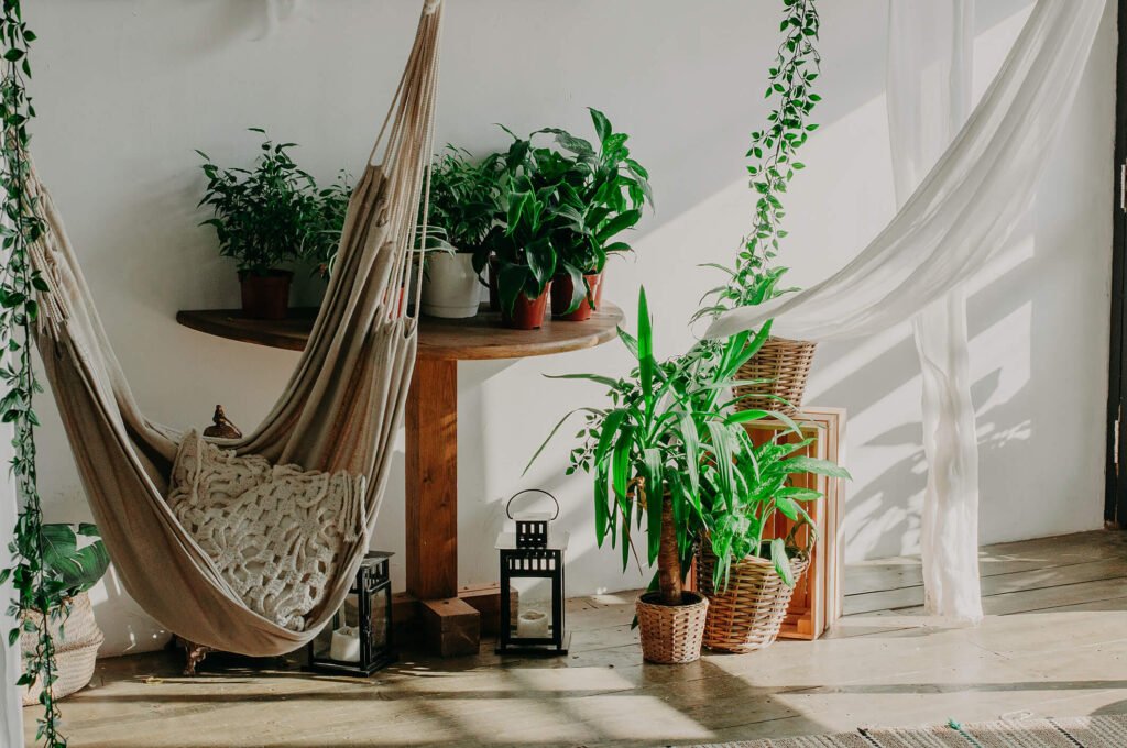 onde foi aplicado o guia completo de organização da casa e rotina para uma vida mais leve no ambiente calmo organizado planta decoração leve luz suave casa tranquila.jpg