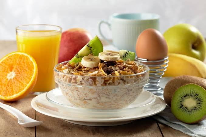 café da manha 6.jpg na rotina matinal para começar o dia com mais tranquilidade: hábitos simples para reduzir o estresse aumentar a produtividade e melhorar o bem-estar