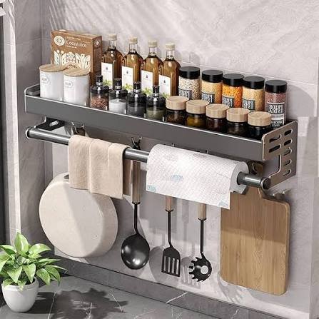 Organizador de parede com prateleiras e suportes para armazenar utensílios e produtos de limpeza de forma prática e organizada. como montar um cantinho de limpeza prático e organizado