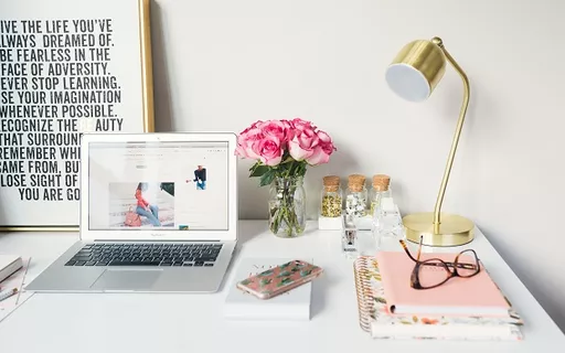 mesa de trabalho organizada minimalista notebook luz natural ambiente produtivo home office webp aprenda como montar uma estação de trabalho organizada e produtiva para melhorar seu foco e desempenho