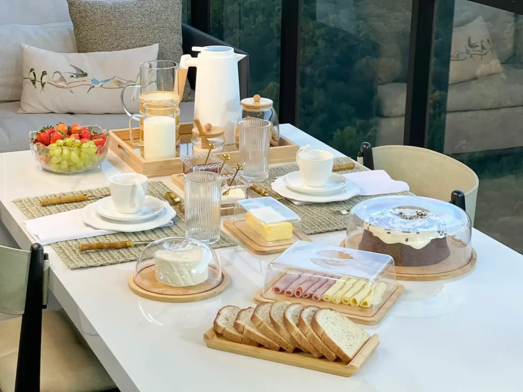10 Hábitos Simples para uma Rotina Mais Organizada mesa organizada rotina matinal cafe agenda planejamento simples luz-natural