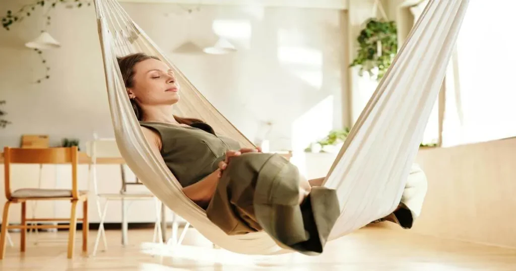 Organização e Saúde Mental: Como Uma Influencia a Outra para Reduzir o Estresse e Melhorar o Bem-Estar minimalismo em casa mulher espaco paz