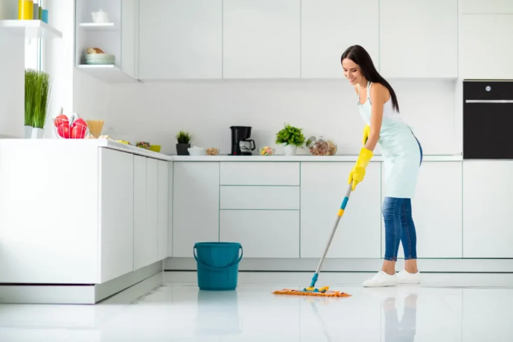mulher seguindo os 5 Passos para Criar uma Rotina de Faxina Leve Semanal e Manter a Casa Limpa fazendo limpeza leve casa organizada rotina domestica simples ambiente limpo e acolhedor