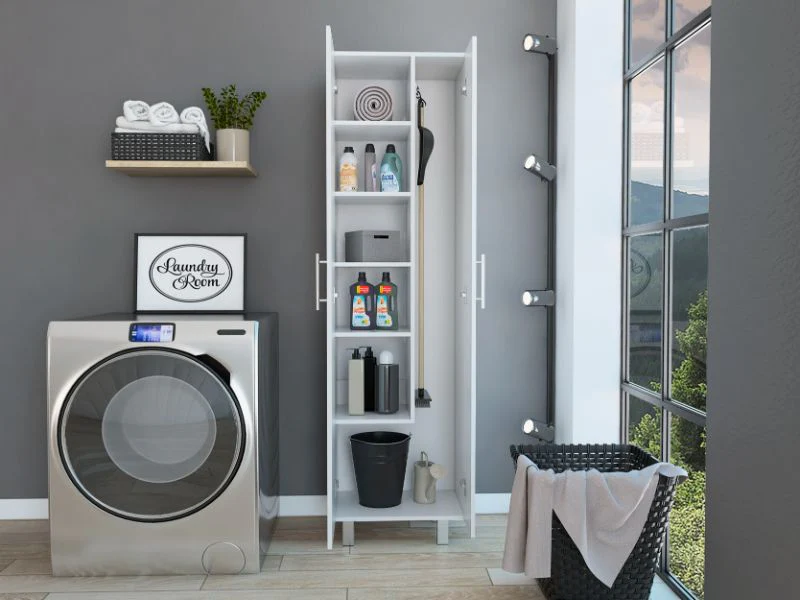 organized laundry shelves cleaning supplies storage.webp prateleiras de lavanderia organizadas e armazenamento de produtos de limpeza.webp é um exemplo de como organizar uma lavanderia pequena e minimalista com armários e prateleiras funcionais