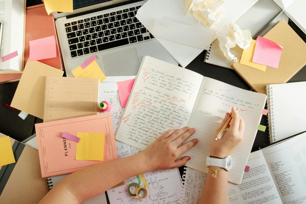 organized lifestyle planner notebook tidy workspace scaled.webpcaderno planejador estilo de vida organizado espaço de trabalho arrumado scaled.webp hábitos de organização pessoal como ter uma rotina organizada e uma vida mais leve
