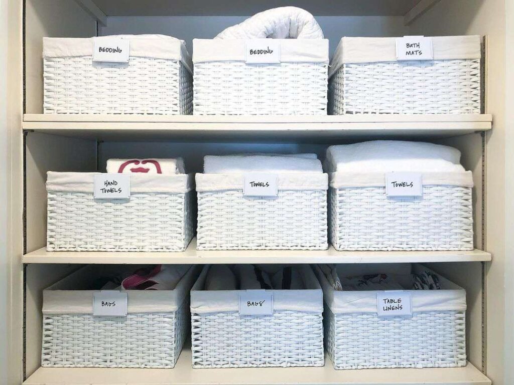 organized towels bedding storage baskets linen closet shelves organization organização de toalhas roupas de cama cestos de armazenamento prateleiras de armário para roupas de cama é um exemplo de como organizar armário de roupa de cama e banho mantendo roupas de cama dobradas cuidadosamente