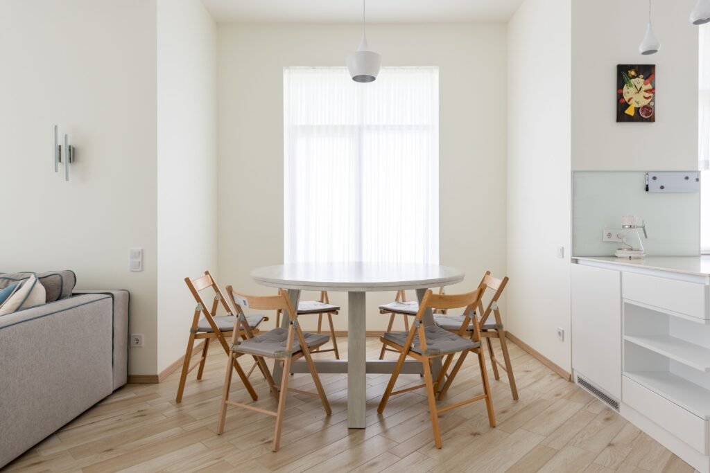 casa minimalista organizada ambiente claro decoração simples sala clean luz natural. minimalismo na prática: organização consciente na casa minimalista