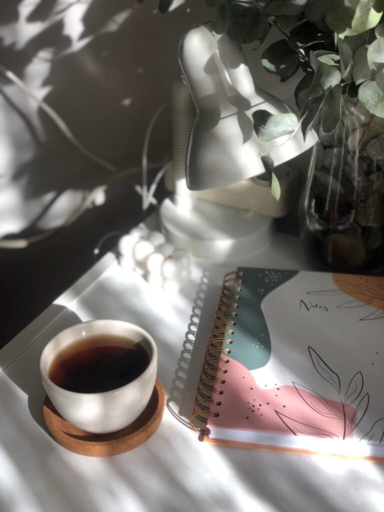 uma mesa organizada rotina matinal planejamento simples acompanhados de 10 hábitos simples para uma rotina mais organizada