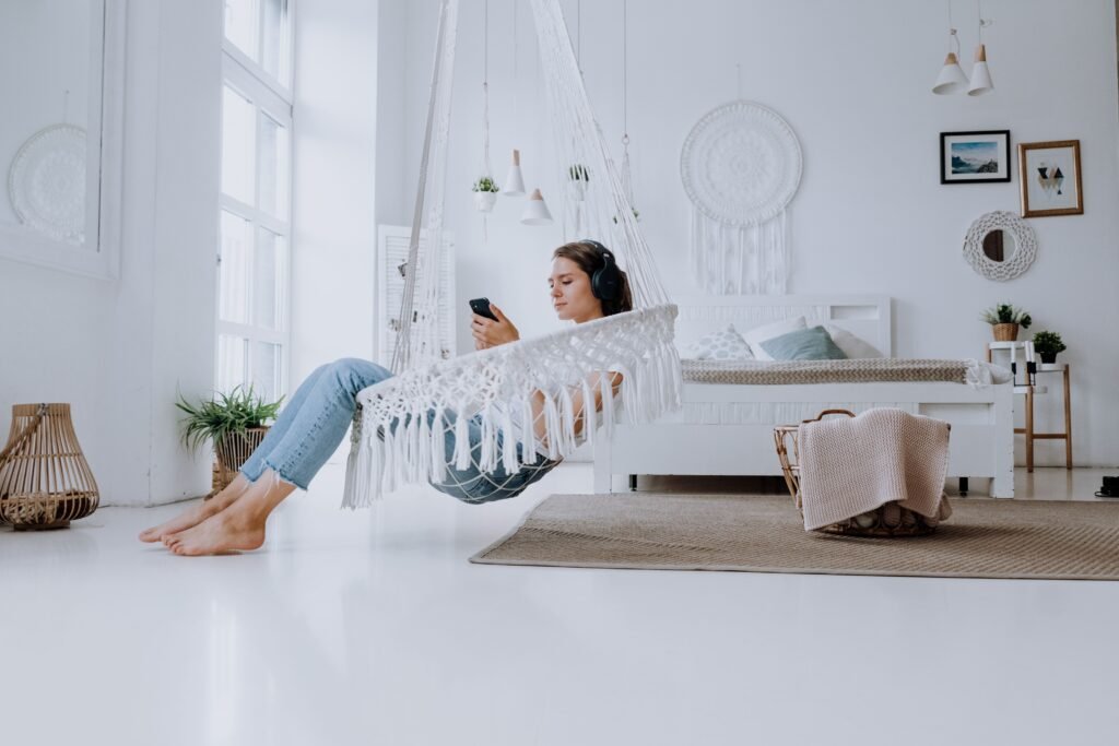minimalismo em casa mulher relaxando na rede em espaço iluminado e em paz ela segue um padrão de organização e saúde mental: como uma influencia a outra para reduzir o estresse e melhorar o bem-estar