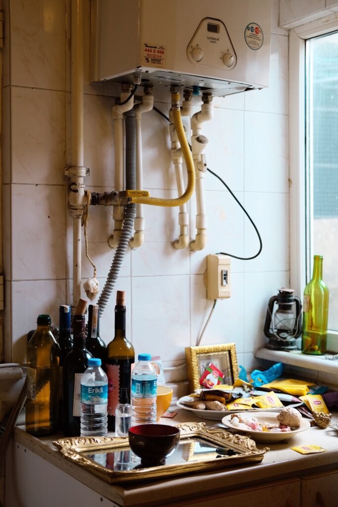 cozinha bagunçada pratos e garrafas desorganizadas armário cheio excesso de utensílios desordem aplicando o método de organização de cozinha prática: guia completo para uma cozinha organizada funcional e fácil tudo ficará mais fácil
