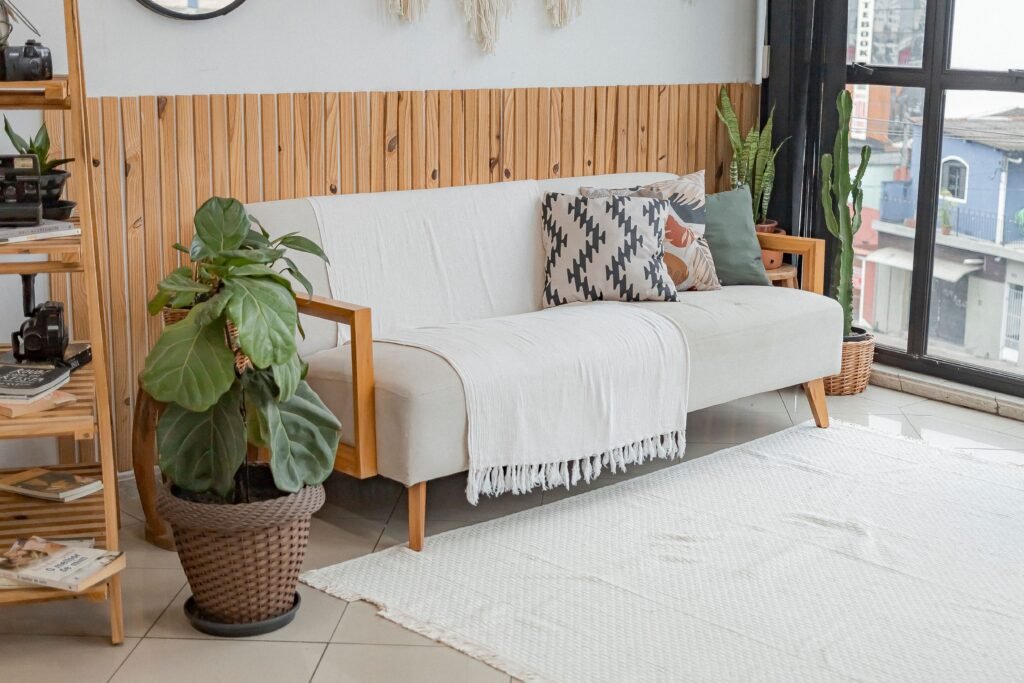 ambiente minimalista aconchegante casa organizada plantas decoração simples bem-estar e muita organização faz parte do minimalismo na prática: organização consciente na casa minimalista