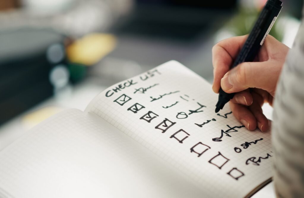 fazer um check list diário torna mais rápido e mais ágil nosso dia a dia é uma das dicas de 10 Hábitos Simples para uma Rotina Mais Organizada