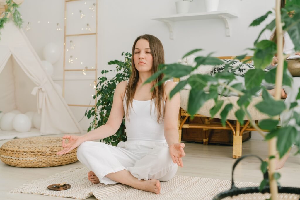 mulher tranquila casa organizada ambiente leve meditação relaxamento espaço limpo luz suave organização e saúde mental como uma influencia a outra para reduzir o estresse e melhorar o bem-estar