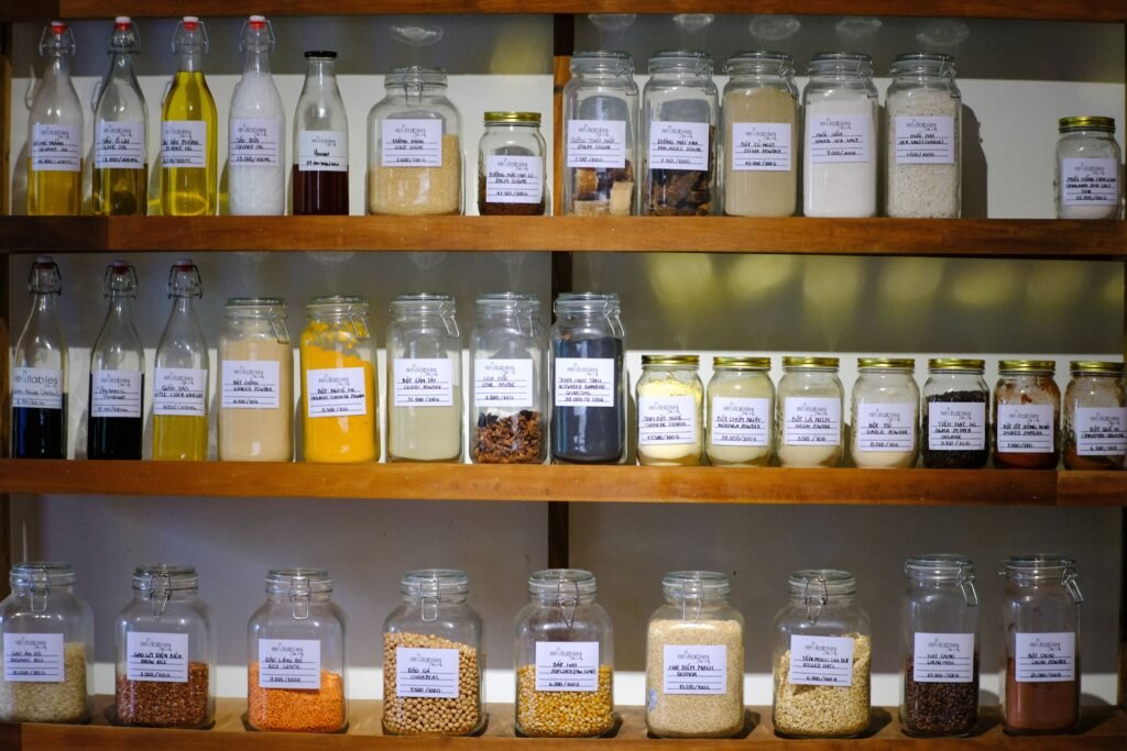 armário de cozinha organizado potes etiquetados prateleiras limpas organização alimentos cozinha prática foi aplicado o método de organização de cozinha prática: guia completo para uma cozinha organizada funcional e fácil tudo ficará mais fácil
