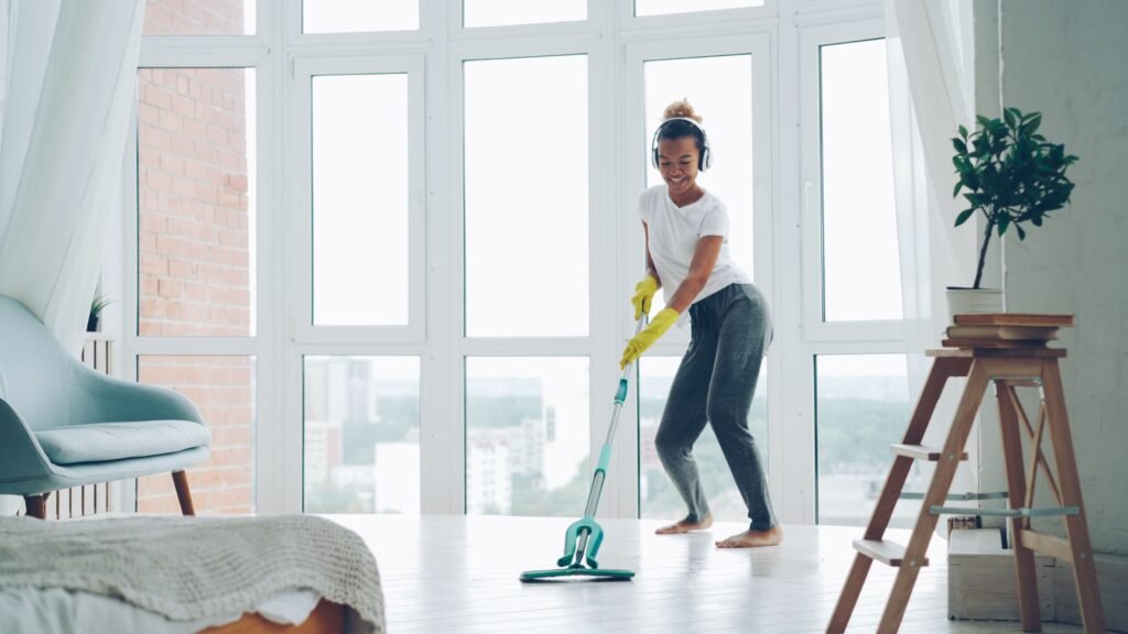 mulher seguindo os 5 passos para criar uma rotina de faxina leve semanal e manter a casa limpa fazendo limpeza leve casa organizada rotina domestica simples ambiente limpo e acolhedor