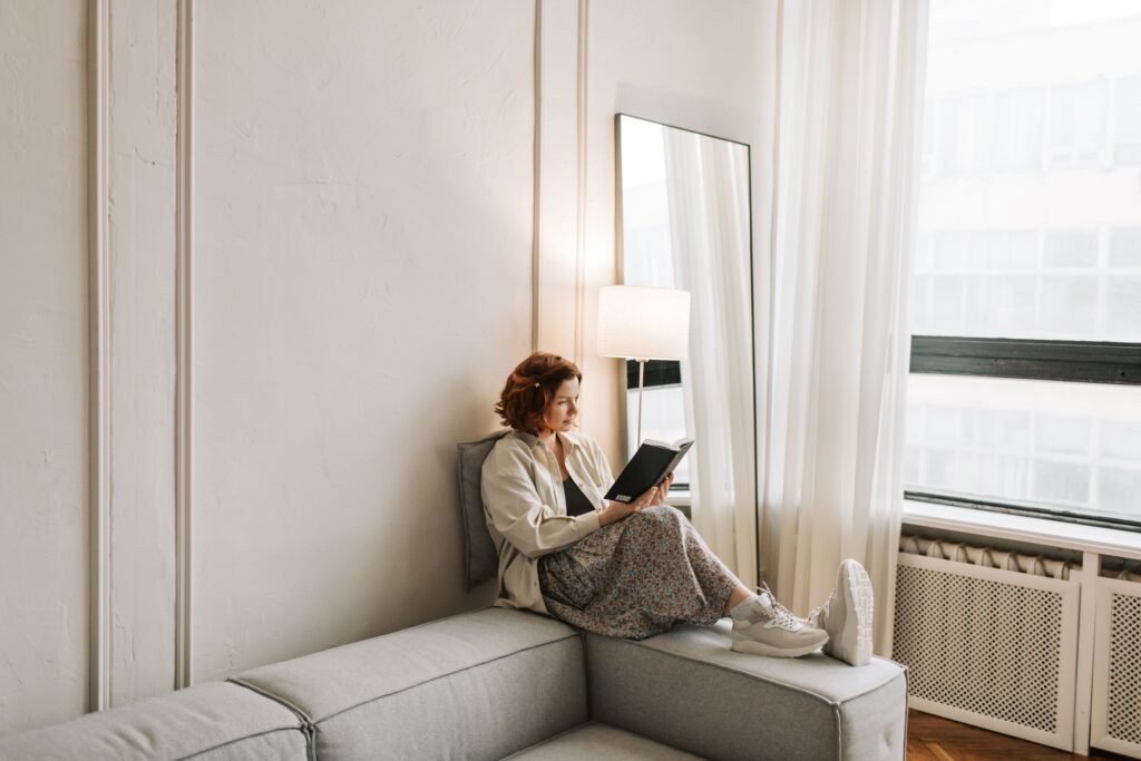 casa organizada ambiente tranquilo para leitura relaxamento espaço leve decoração simples harmonia tudo dentro do padrão propício para seu bem estar organização e saúde mental como uma influencia a outra para reduzir o estresse e melhorar o bem-estar