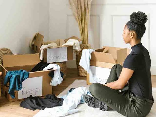 sorting belongings decluttering home organization.jpg separação de pertences destralha e organização da casa.jpg exemplo de como reduzir excesso de objetos em casa: desapego organização e minimalismo