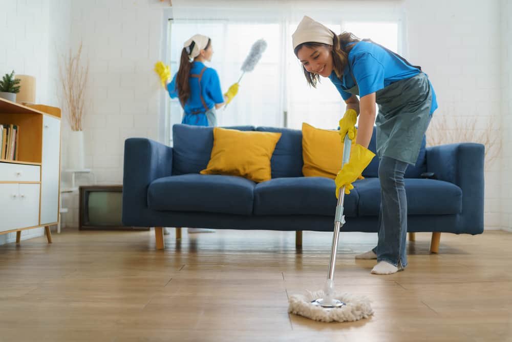 working-woman-organized-home-tidy-living-room.jpg mulher que trabalha casa organizada sala de estar arrumada.jpg seguindo uma organização da casa para quem trabalha fora rotina doméstica organizada mantendo a casa limpa com pouco tempo