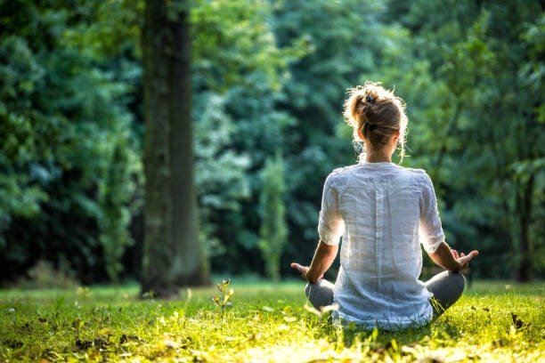 7 maneiras de reduzir a sobrecarga mental com pequenos hábitos e recuperar o equilíbrio mulher relaxando ambiente calmo organização mental leve 2.jpeg